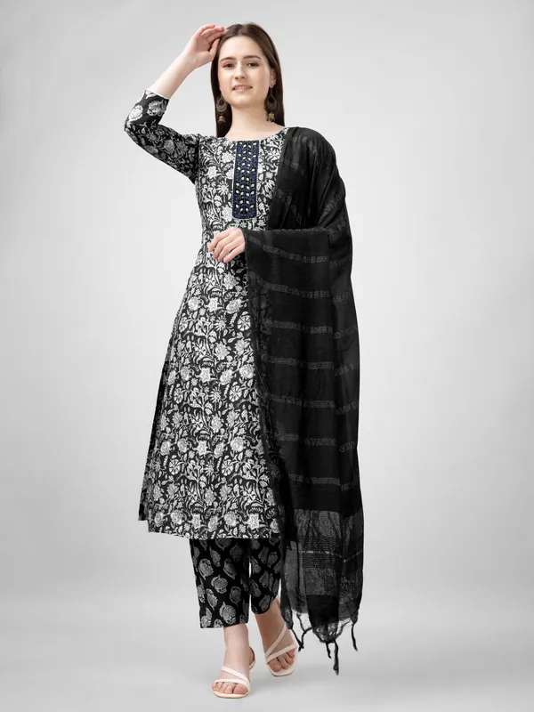Black_Kurta_Pant_Dupatta_Set_For_Women
