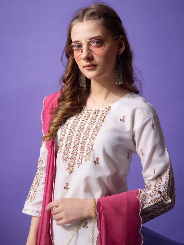 White_Kurta_Pant_Dupatta_Set_For_Women