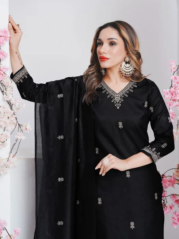Black_Kurti_Pant_Dupatta_Set_For_Women