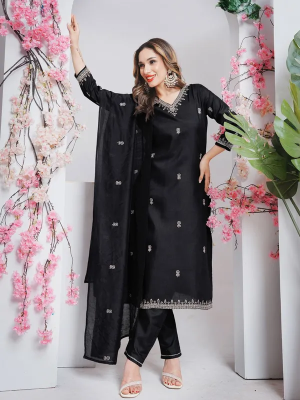 Black_Kurti_Pant_Dupatta_Set_For_Women