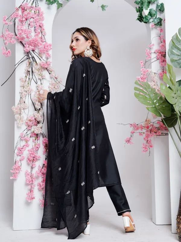 Black_Kurti_Pant_Dupatta_Set_For_Women