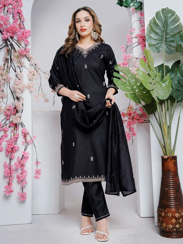 Black_Kurti_Pant_Dupatta_Set_For_Women