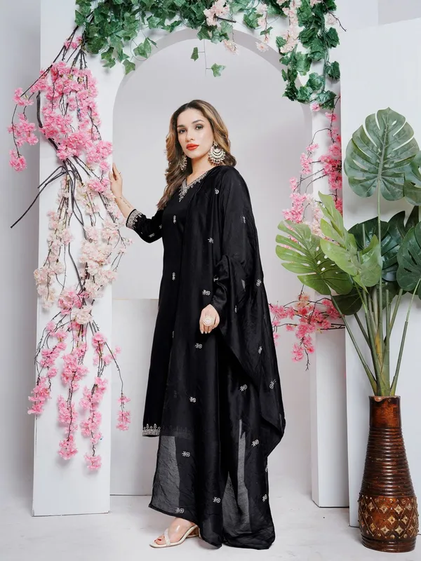 Black_Kurti_Pant_Dupatta_Set_For_Women