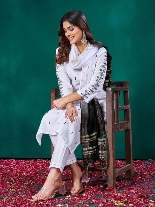 White_Kurta_Pant_Dupatta_Set_For_Women