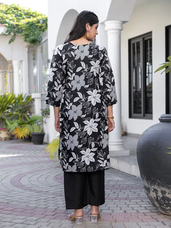 Black_Kurta_Pyjama_Set_For_Women