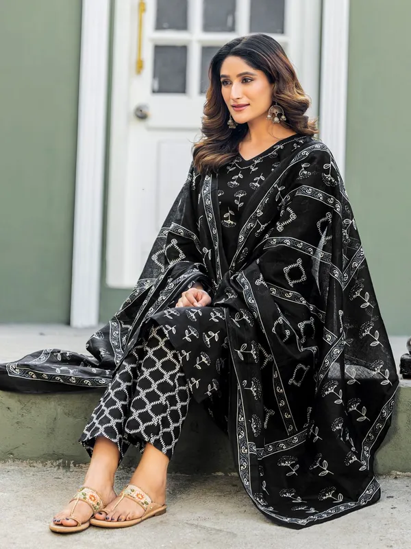Black_Kurti_Pant_Dupatta_Set_For_Women