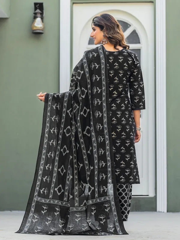 Black_Kurti_Pant_Dupatta_Set_For_Women