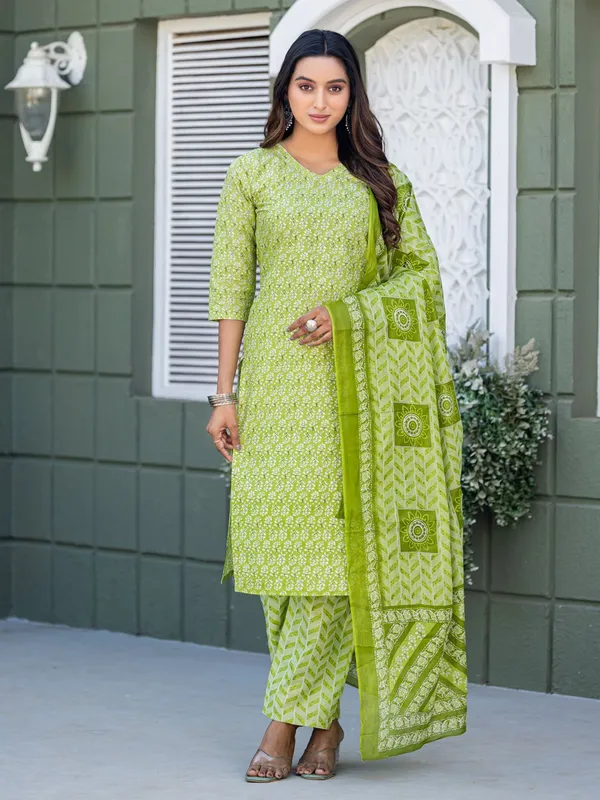 Green_&_Parrot_Kurti_Pant_Dupatta_Set_For_Women