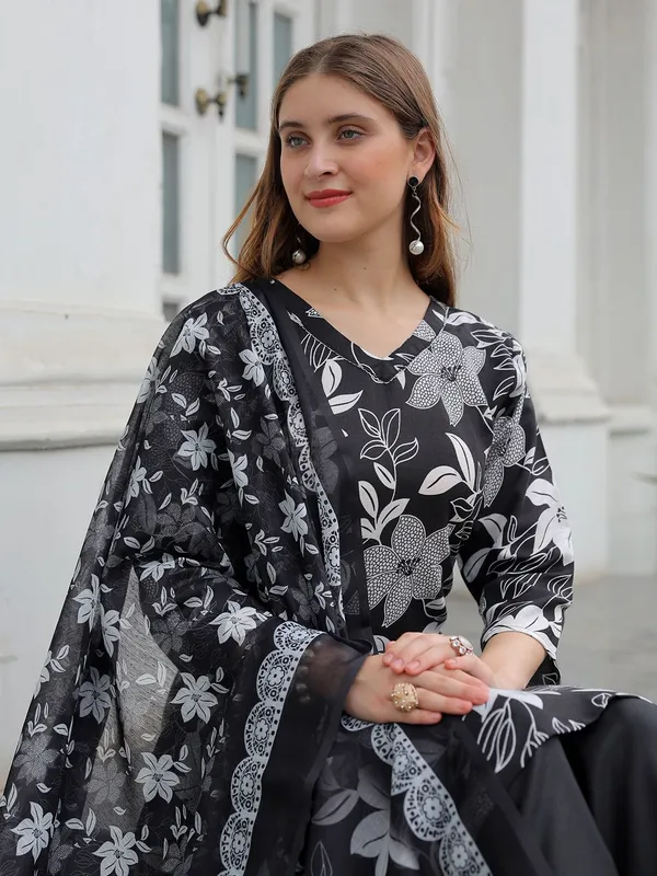 Black_Kurta_Pant_Dupatta_Set_For_Women