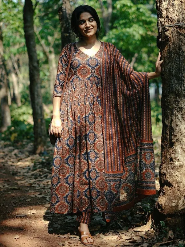 Maroon_Kurta_Pant_Dupatta_Set_For_Women