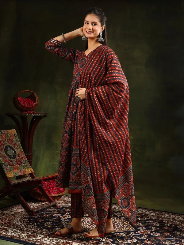 Maroon_Kurta_Pant_Dupatta_Set_For_Women