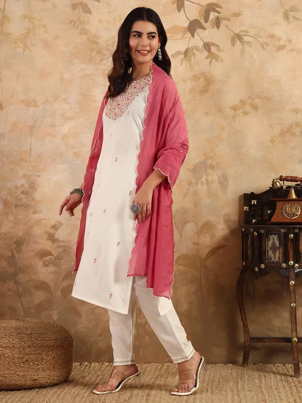 White_Kurta_Pant_Dupatta_Set_For_Women