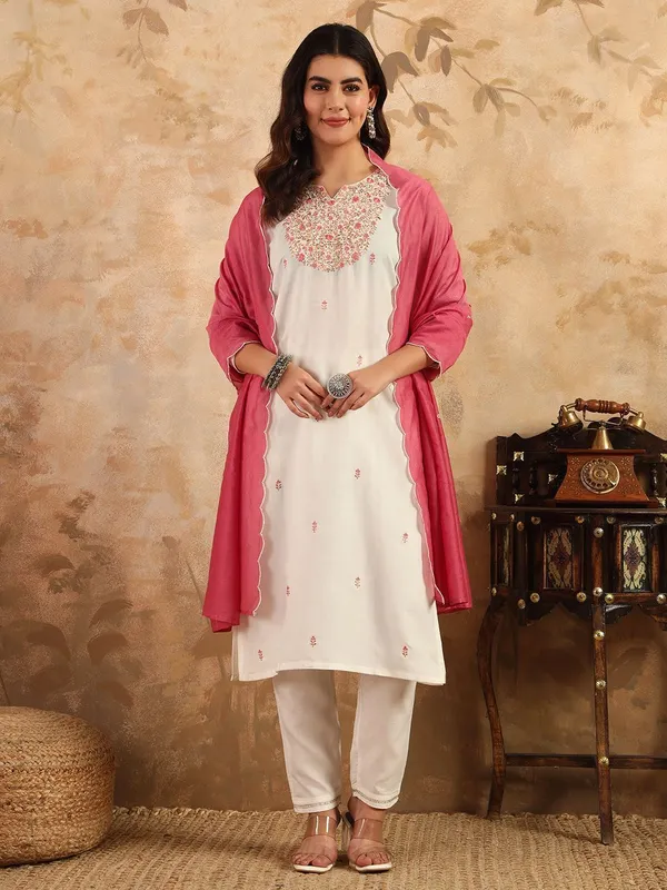 White_Kurta_Pant_Dupatta_Set_For_Women