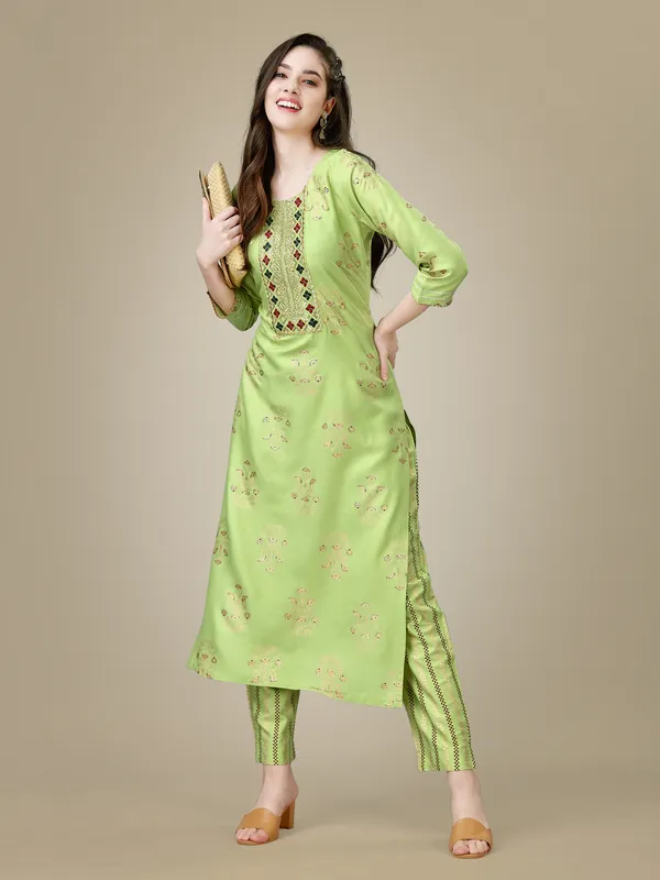 Green_&_Parrot_Kurta_Pant_Set_For_Women