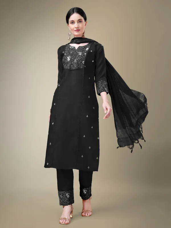 Black_Kurti_Pant_Dupatta_Set_For_Women