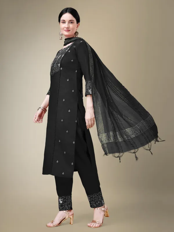 Black_Kurti_Pant_Dupatta_Set_For_Women