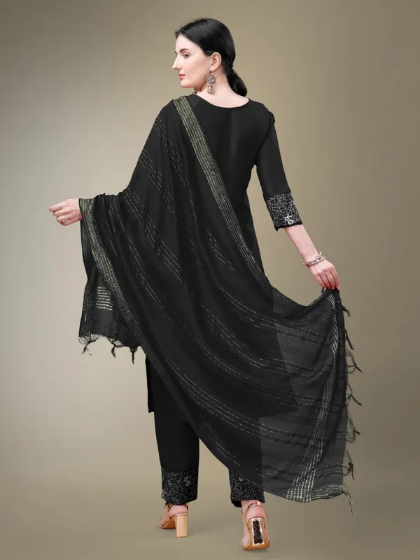 Black_Kurti_Pant_Dupatta_Set_For_Women