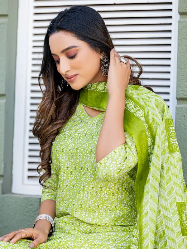Green_&_Parrot_Printed_Kurta,_Salwar_&_Dupatta_Set