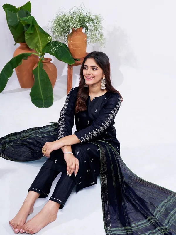 Black_Embroidered_Kurta,_Trouser/Pant_&_Dupatta_Set