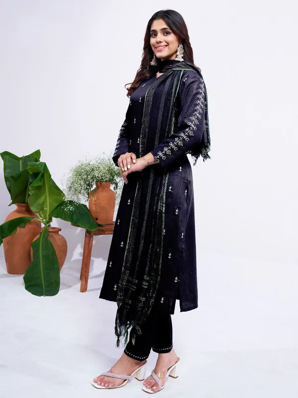 Black_Embroidered_Kurta,_Trouser/Pant_&_Dupatta_Set