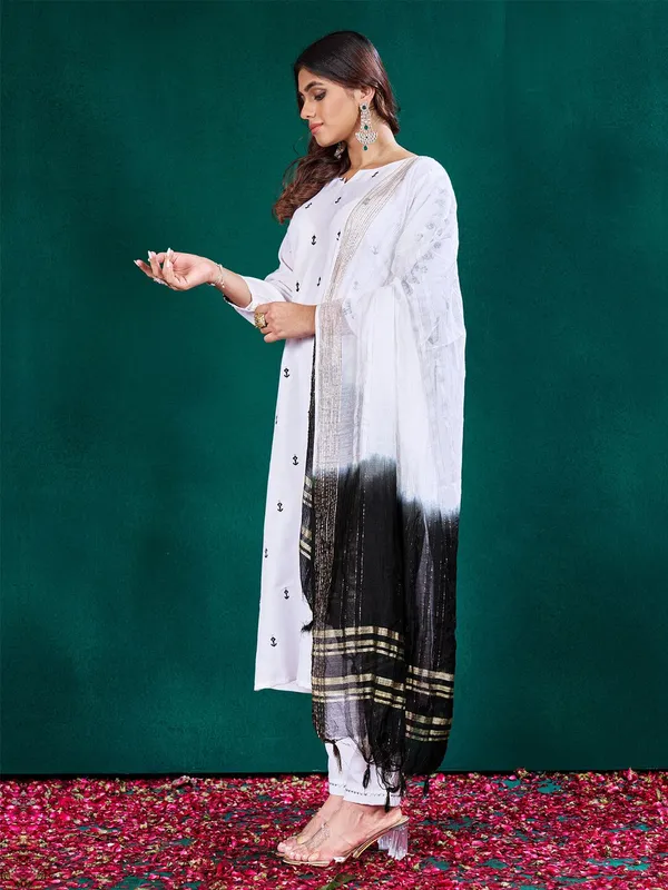 White_Embroidered_Kurta,_Trouser/Pant_&_Dupatta_Set
