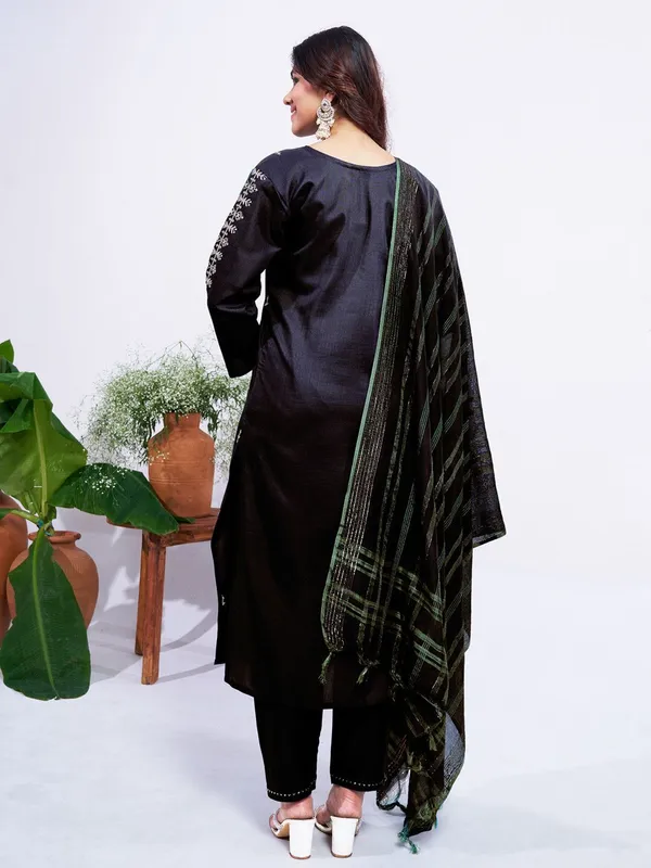 Black_Embroidered_Kurta,_Trouser/Pant_&_Dupatta_Set