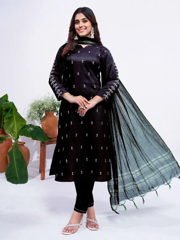 Black_Embroidered_Kurta,_Trouser/Pant_&_Dupatta_Set