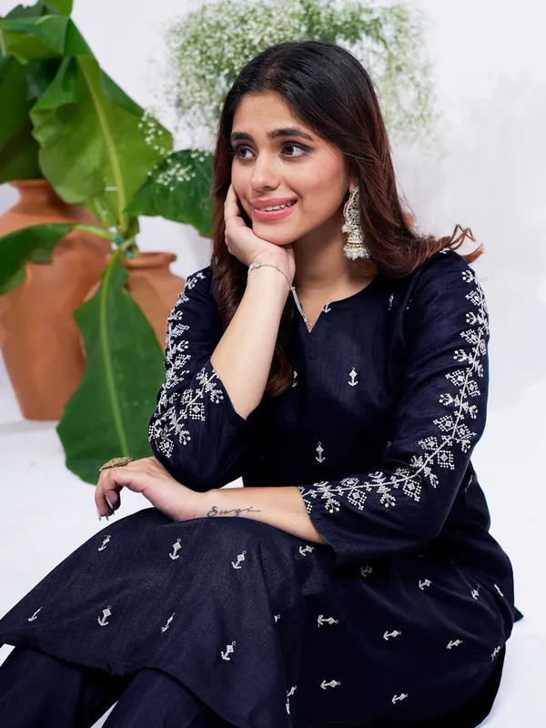 Black_Embroidered_Kurta,_Trouser/Pant_&_Dupatta_Set