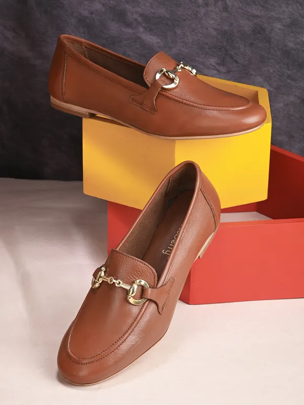 TAN_Gold_Chain_Loafer