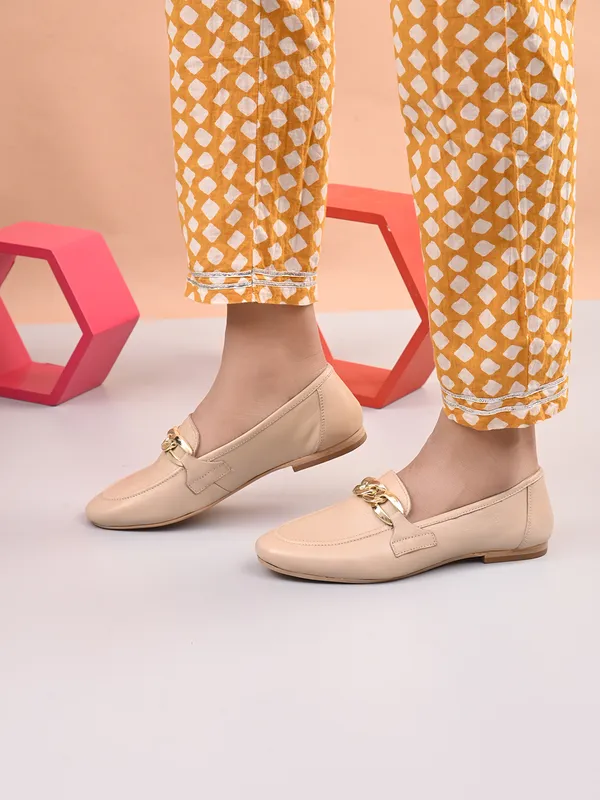 Beige_Gold_Chain_Loafer.