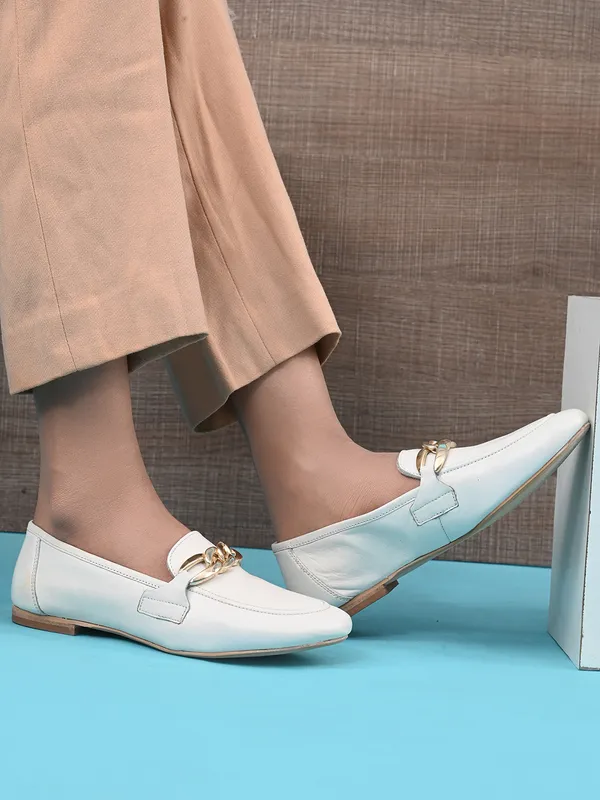WHITE_Gold_Chain_Loafer