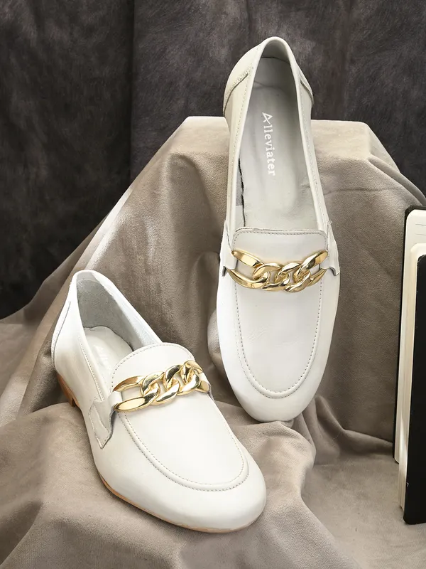 WHITE_Gold_Chain_Loafer