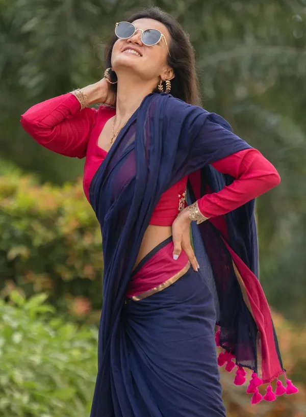 Navy_Blue_Mul_Cotton_Saree_With_Blouse_Piece_For_Women