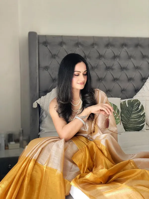 Cream_&_Golden_Tissue_Saree_With_Blouse_Piece_For_Women