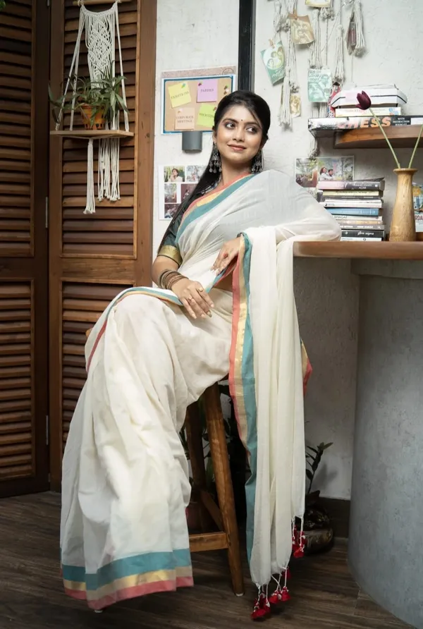 Off_White_Mul_Cotton_Saree_With_Blouse_Piece_For_Women