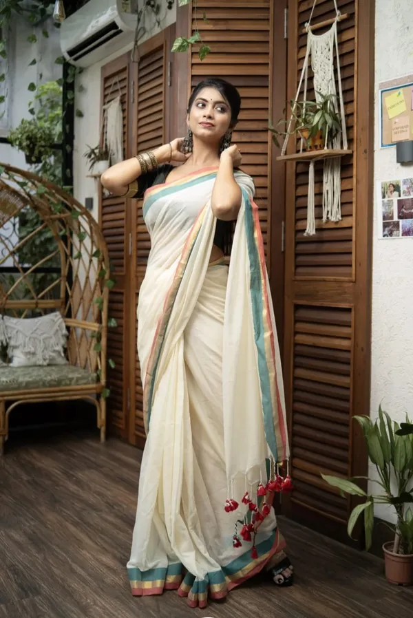 Off_White_Mul_Cotton_Saree_With_Blouse_Piece_For_Women
