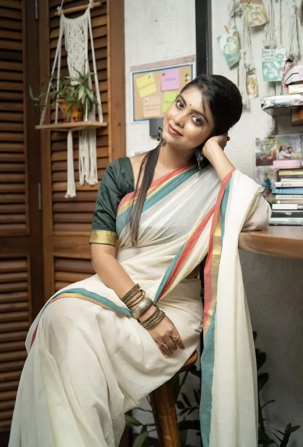 Off_White_Mul_Cotton_Saree_With_Blouse_Piece_For_Women