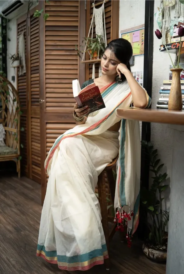 Off_White_Mul_Cotton_Saree_With_Blouse_Piece_For_Women
