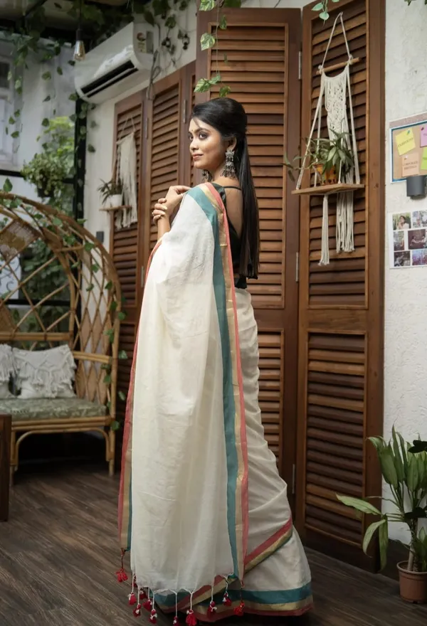 Off_White_Mul_Cotton_Saree_With_Blouse_Piece_For_Women