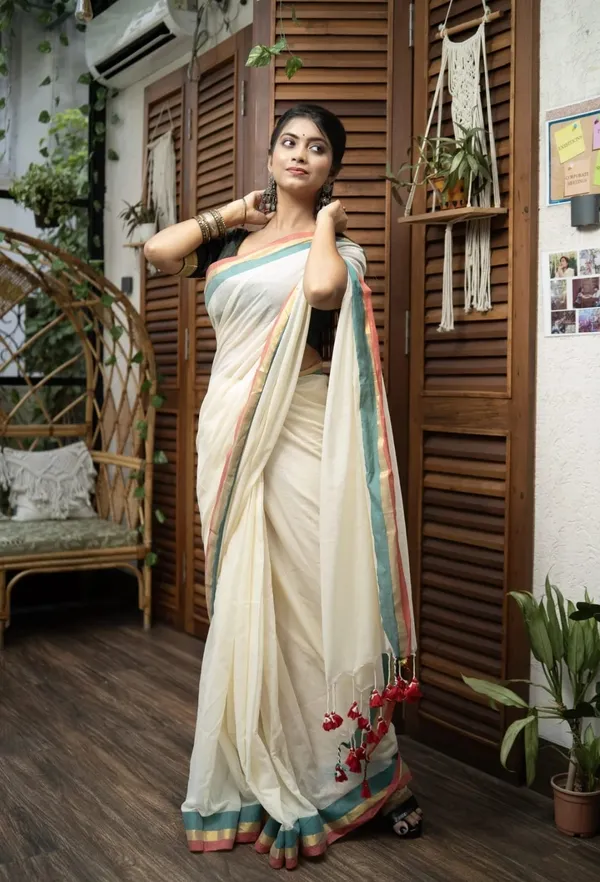 Off_White_Mul_Cotton_Saree_With_Blouse_Piece_For_Women