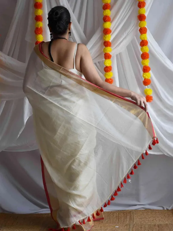 Off_White_Mul_Cotton_With_Blouse_Piece_Saree_For_Women