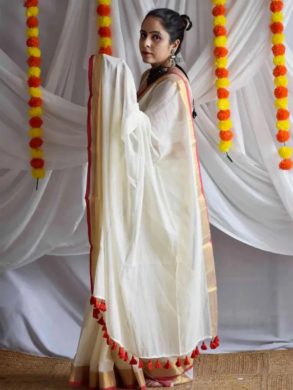 Off_White_Mul_Cotton_With_Blouse_Piece_Saree_For_Women
