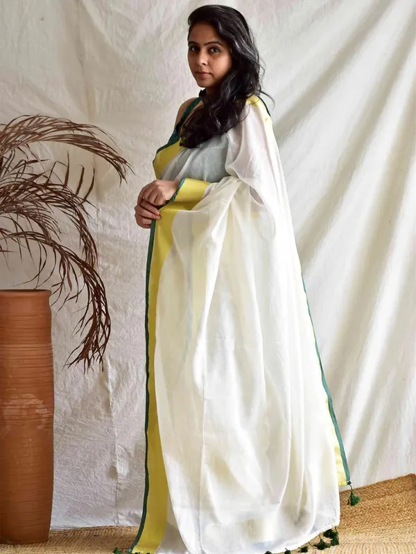 Off_White_Mul_Cotton_Saree_With_Blouse_Piece_For_Women