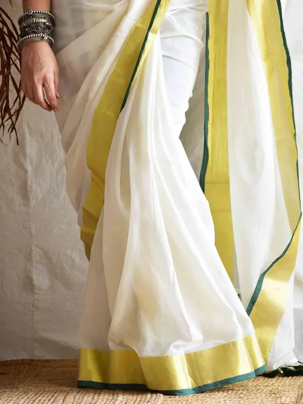 Off_White_Mul_Cotton_Saree_With_Blouse_Piece_For_Women