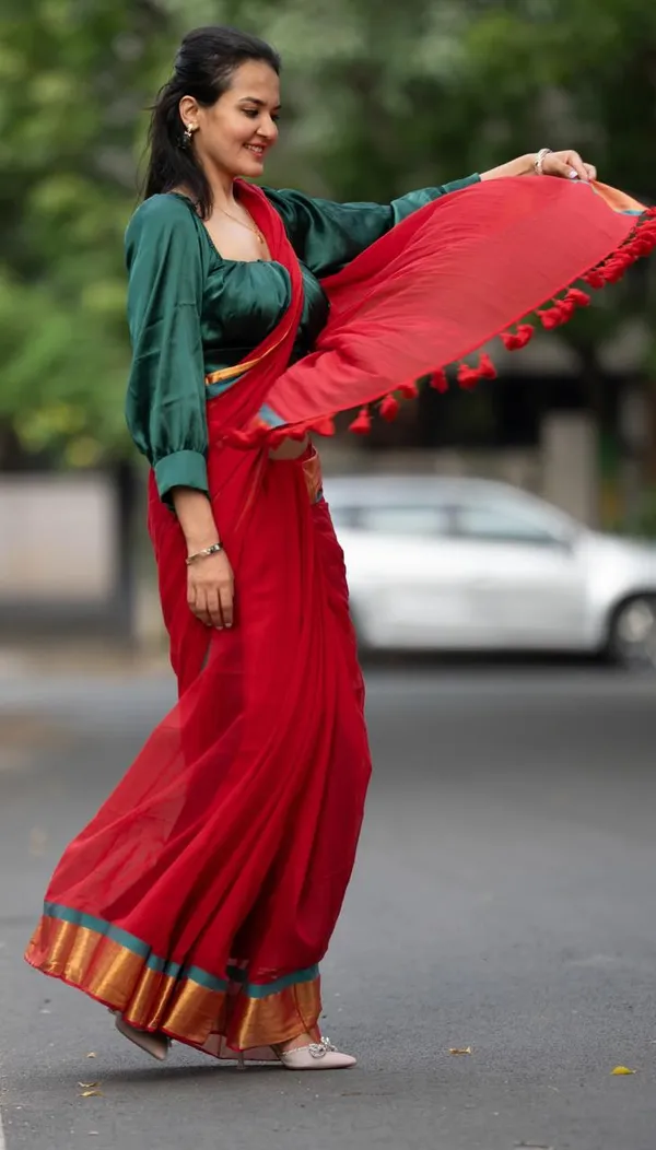 Red_Mul_Cotton_Saree_With_Blouse_Piece_For_Women
