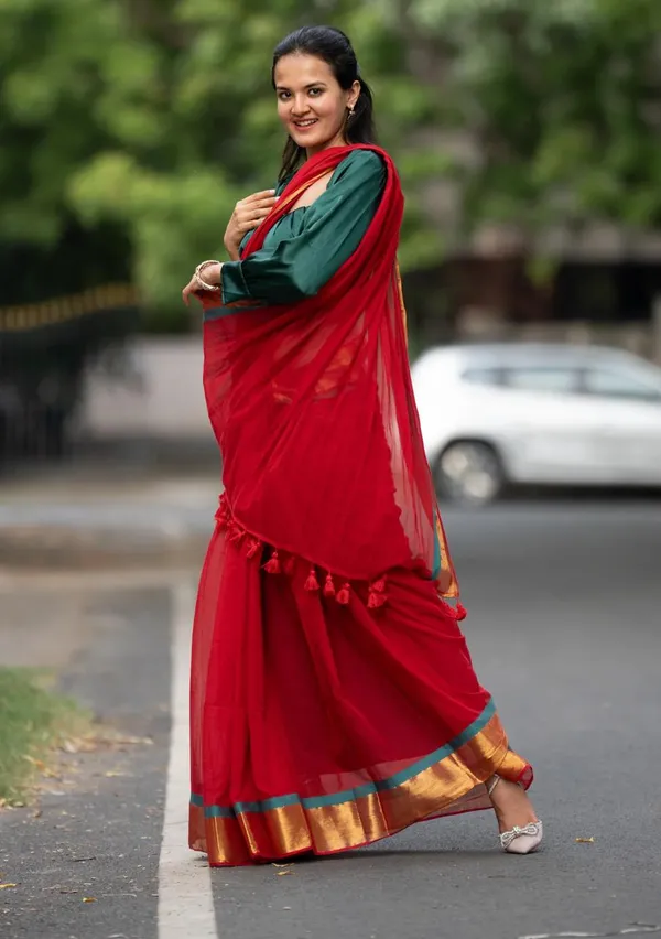 Red_Mul_Cotton_Saree_With_Blouse_Piece_For_Women