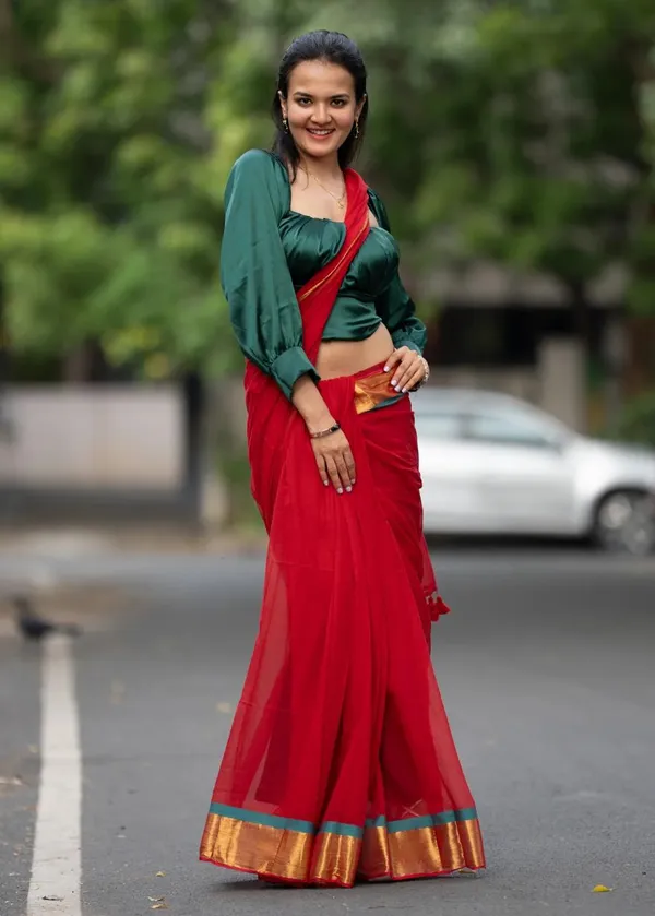 Red_Mul_Cotton_Saree_With_Blouse_Piece_For_Women