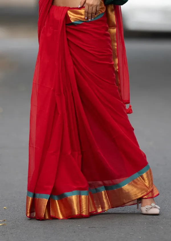 Red_Mul_Cotton_Saree_With_Blouse_Piece_For_Women