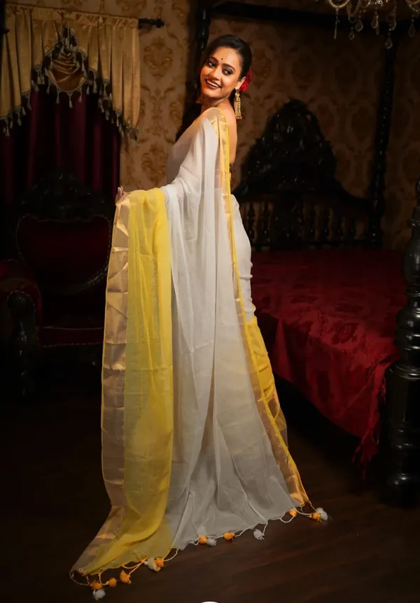 White_Mul_Cotton_Saree_With_Blouse_Piece_For_Women