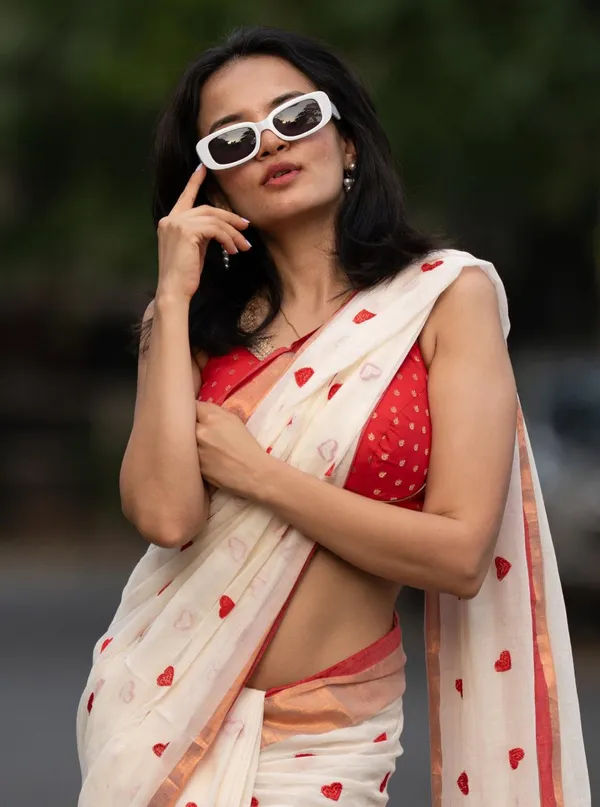 White_Mul_Cotton_Saree_With_Blouse_Piece_For_Women